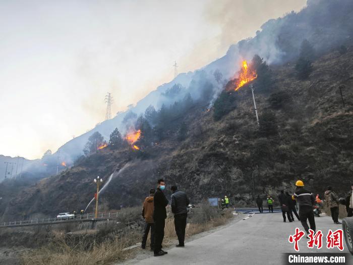 直擊四川雅江森林火災現(xiàn)場：火線在風中蔓延 救援力量徹夜撲救